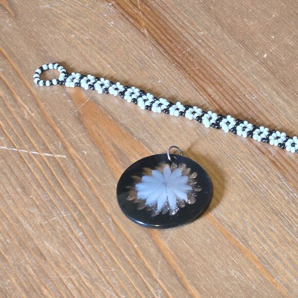 Unbranded Jewelry - Vintage 90s Round Lucite Daisy Flower Pendant & Black White Beaded Bracelet